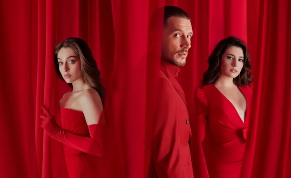 Ikki yalangoch shved ayoli Ogilning külotsiz yalangoch mushukini yoqing