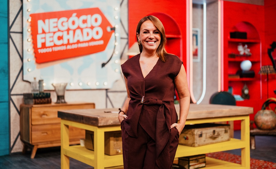 Tânia Ribas de Oliveira no cenário do programa Negócio Fechado, da RTP1